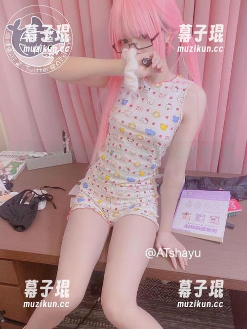 最新AT鲨连体衣套图，刚看完我就再想配一套我的内衣…