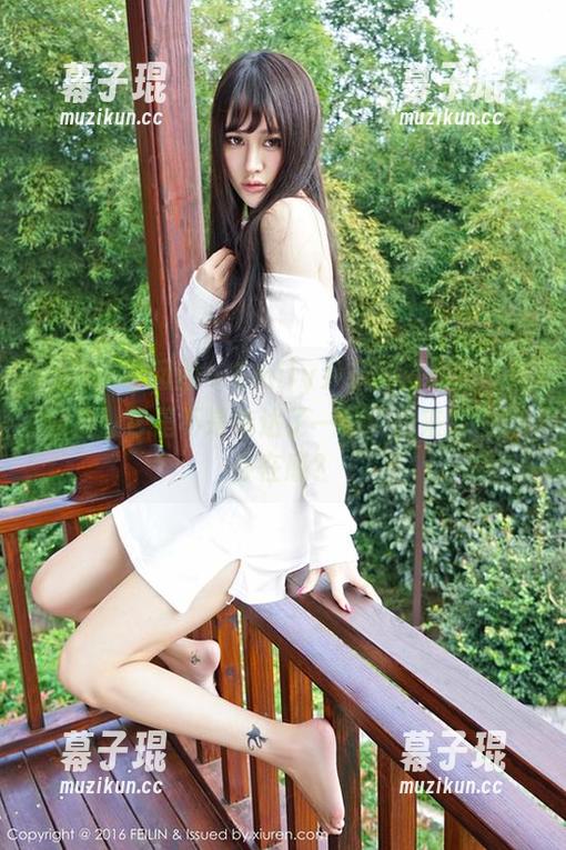 Feilin嗲囡囡 - Emily尹菲的白衬衫写真分享：它是不是传达了一种‘我来啦’的存在感？
