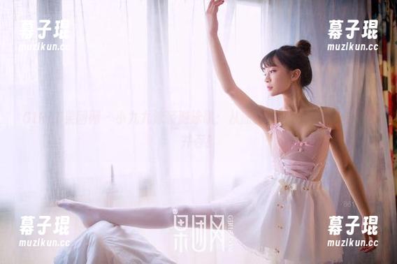 GIRLT果团网 - 小九九泳装游泳趴：从原图到套图，绝美与囧态并存！