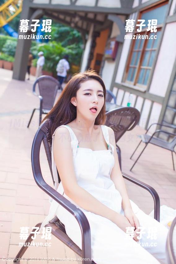 IMiss爱蜜社 - 谢芷馨Sindy：原图中的泳池，不小心成了水中仙女？