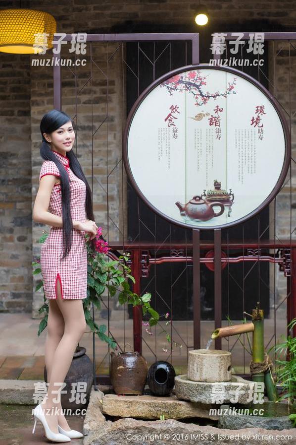 IMiss爱蜜社 - 无法抗拒的酥小白连衣裙——美图中的每个褶皱都在轻声低语。