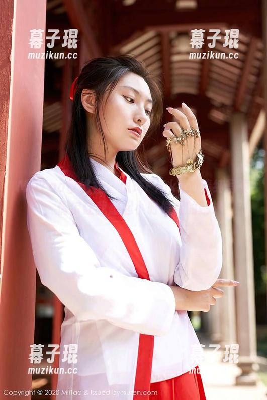 MiiTao蜜桃社 - 佩琦Pinky的清纯写真，偶尔让我想起小时候捉的蜻蜓