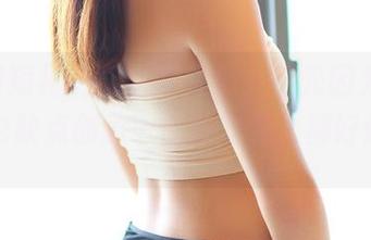 ROSI短裙之所以成资源，不光因为短，偶尔也缺点创意…任意穿什么都好像经典。