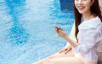 TuiGirl推女郎 - 高清图片中，王依萌用油亮摆脱尴尬，真劝你们学习一下这种超级自信的姿态！