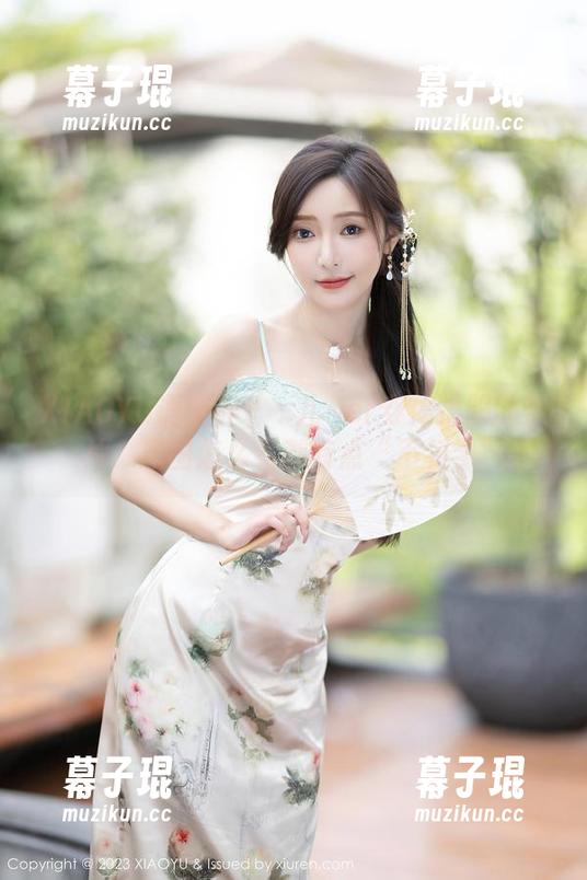 XIAOYU语画界 - 玥儿玥er穿体操服的照片，原图怎么看都有点“不科学”