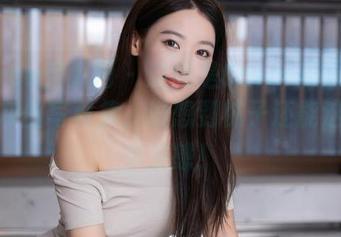 Xiuren秀人网 - 这就是Carol周妍希分享的灰丝写真集，没想到袜子还能这么有未来感！