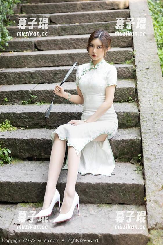 Xiuren秀人网 - 夏诗诗Sally婚纱写真：裙子大到能否遮住我的‘小事’呢？
