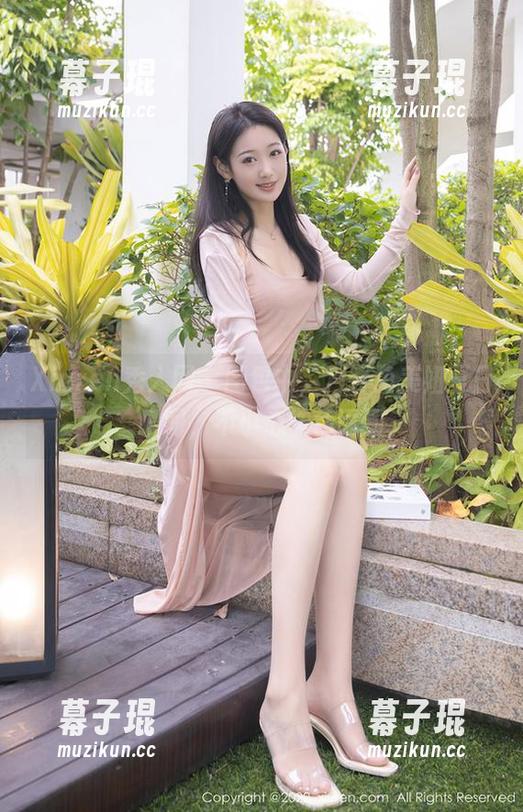 Xiuren秀人网 - 图包中，月野兔美妞夏日瞬间，不小心被色诱到