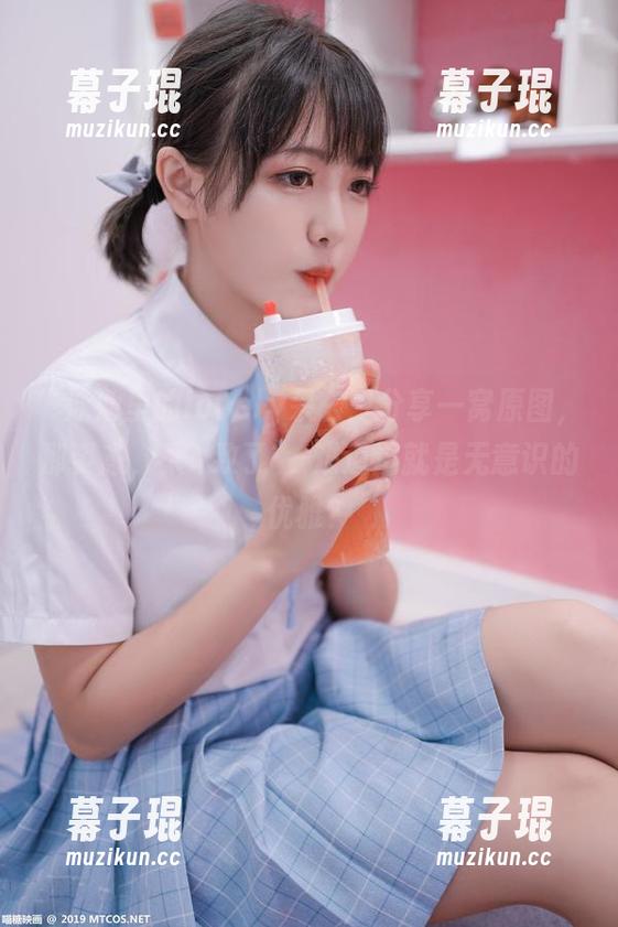 “泳池里的lovely呆玄：分享一窝原图，那姿态，太別致了”-难道这就是无意识的优雅？