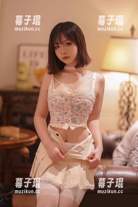 别小看yuuhui玉汇(kokuhui)的短裤，高清美图中竟然藏着一种微妙的挑逗。
