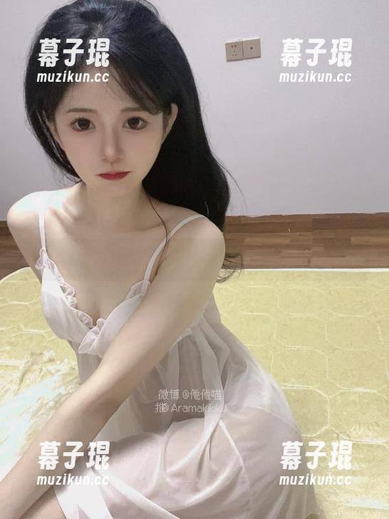 倦倦喵的红裙：滚入镜头里的一片懒散。