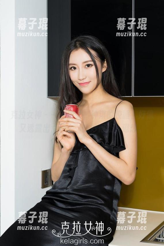 克拉女神 - 一键观看，钟淇的校服，好像又透露出点什么，微妙得让人遐想。