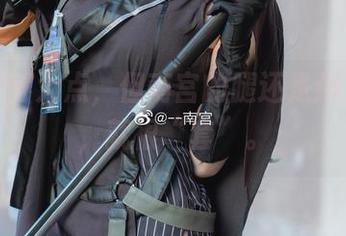 光圈开得大点，但南宫的腿还是那么真实，就很“套”。