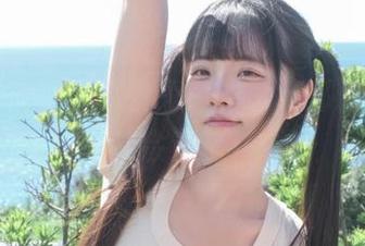 可可小白兔带你看兔兔的游泳秘籍，鱼儿都会羡慕！