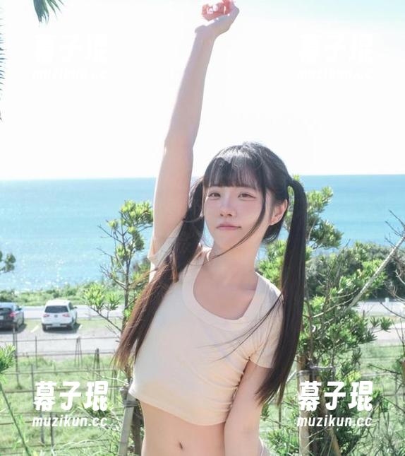 可可小白兔带你看兔兔的游泳秘籍，鱼儿都会羡慕！