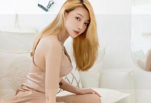 嗲囡囡 - 又一个Celina青妍的日常图包，下载吧，只为看她如何在沙发上演绎优雅“懒散”。