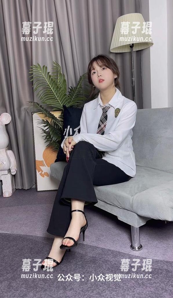 小众视觉 - 兰兰的夏天最新写真，穿越琐碎，带来一丝莫名其妙的愉悦。