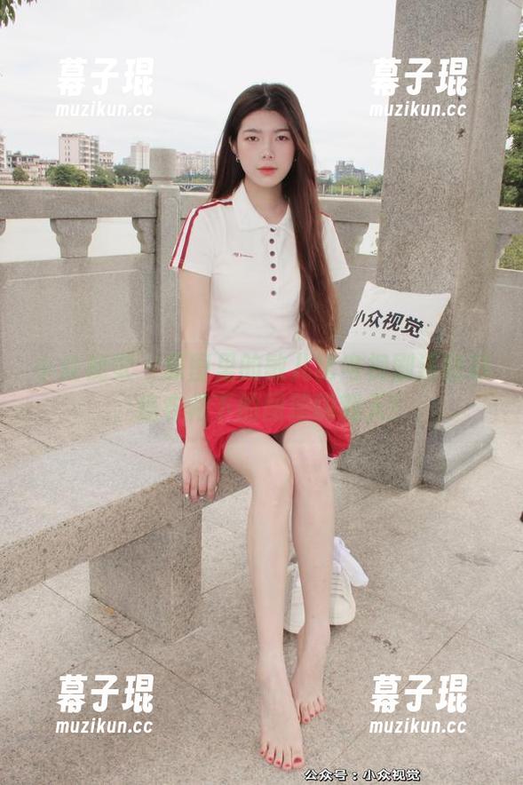 小众视觉 - 原图里的敏儿比电视剧还精彩，连衣裙下的图册嗨翻天！