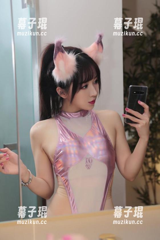 图片分享：小女巫露娜的条纹提花白衬衣，我敢打赌，这件衣服自带星光效果？
