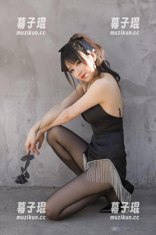 私房美图中的小女巫露娜，青花瓷旗袍一抹春风的柔和
