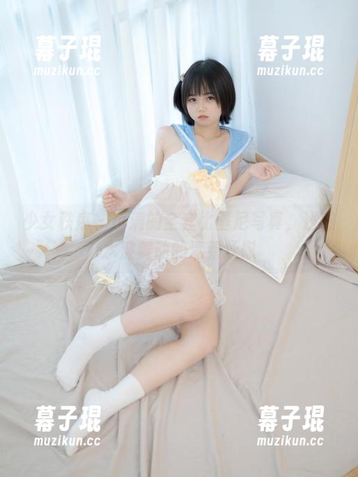 少女秩序 - 小满的全套比基尼写真，浅滩水波舞动的清新抚慰