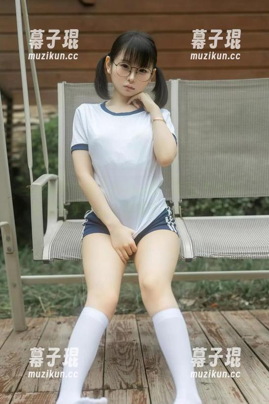 当幼水铃衣撞上Miku的‘无圣光派对’，原图效果直逼老妈那个年代的抽屉照！