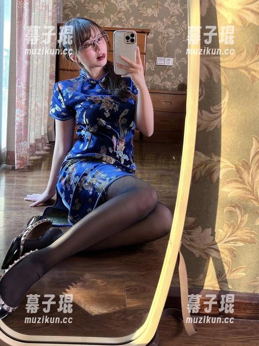 张思允 微密圈 - 福利一击:张思允在烈焰玫瑰房车里的不羁姿态