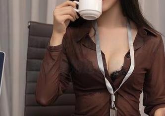抖娘利世的红肚兜私拍图集：不知该黑的到底是她还是我！