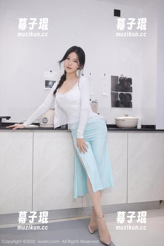 在这组照片里，抖娘利世的女友情史被拍得逗趣又生动！