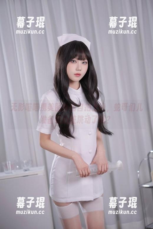 无影喵喵携美图青蛇自拍上线，蛇哥们儿准备好心脏跳动了吗？