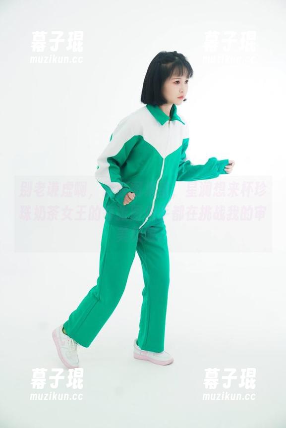 别老谦虚啊，最新图集里，星澜想来杯珍珠奶茶女王的每张图似乎都在挑战我的审美极限。
