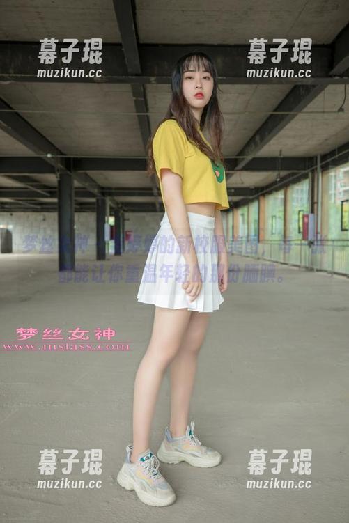 梦丝女神 - 魏婷婷的新校服美图，每一张都能让你重温年轻的那份腼腆。