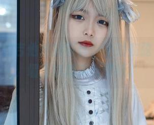 梨瑾瑾的吉他妹妹写真，手指在弦上舞动，墙面也想来张壁纸。
