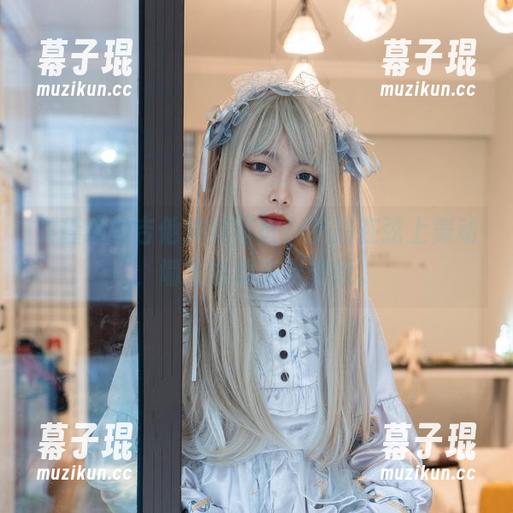梨瑾瑾的吉他妹妹写真，手指在弦上舞动，墙面也想来张壁纸。