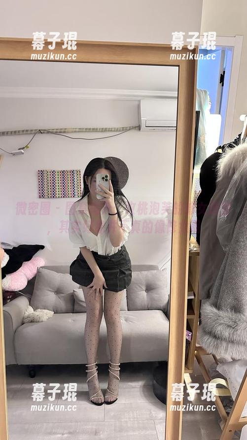 玫桃泡芙 微密圈 - 图集揭开:玫桃泡芙的修女造型,其实好像并不真的像修女呢