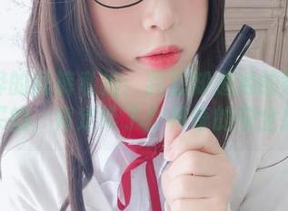 白烨烨的短裤私拍：我想知道她的短裤在哪里买的，肯定带了个神奇的安全按钮！