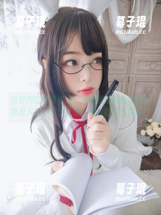 白烨烨的短裤私拍：我想知道她的短裤在哪里买的，肯定带了个神奇的安全按钮！