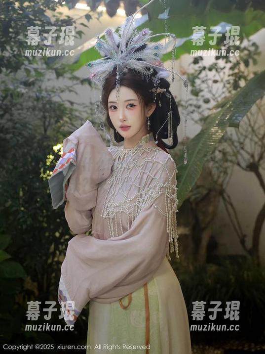 秀人网 - 为什么FoxYini孟狐狸的镂空作品能发光？来，精选美图了解一下！