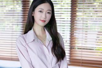 秀人网 - 叶籽亿的女仆套图：到底是服务还是调戏？