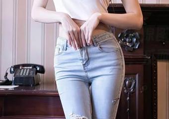 秀人网 - 周慕汐baby的校服原图在线，怎么看都不像个“乖乖女”，反而更像个打破传统的风云人物。