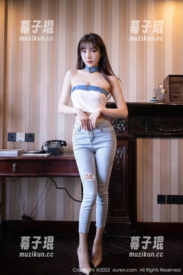 秀人网 - 周慕汐baby的校服原图在线，怎么看都不像个“乖乖女”，反而更像个打破传统的风云人物。