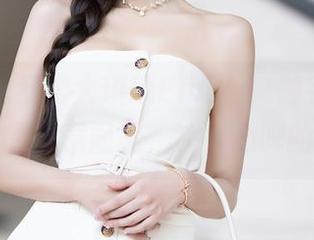 秀人网 - 红裙大琪琪Emily，随手一拍是全套的无意间美，沁人心脾的样子