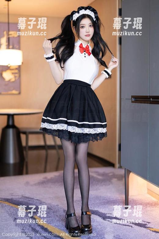 秀人网 - 拍了户外美图的李雅柔182CM，照片里的倾斜角度一度让我怀疑我的重力观念有误，哈哈。