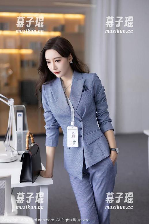 秀人网 - 甜妮红裙在线图集：每个转身都像是在打广告，真希望我也能晃晃…呃，当然得是肚子！