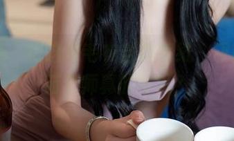 秀人网 - 把这件毛衣当作壁纸，眼前的雅茹老师真的可以？