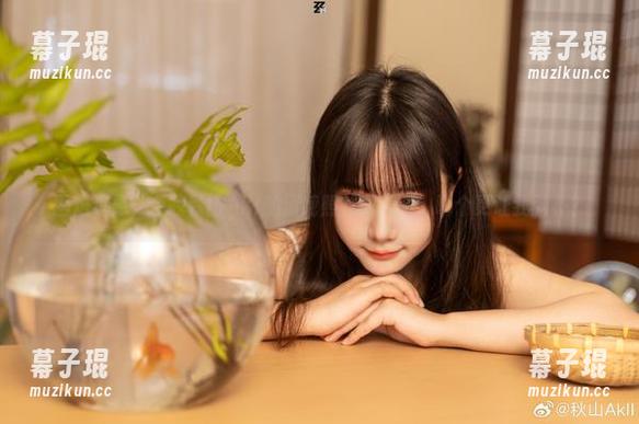 困难选择，今晚秋山AkI的清纯照片和美图，哪个更让我脑补？