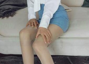花漾show - 玥儿玥er变身兔女郎，在线追剧不如追她的高清～