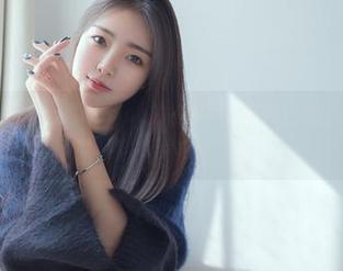花漾show - 许诺Sabrina的校服，居然能在网盘里找到个人风格？