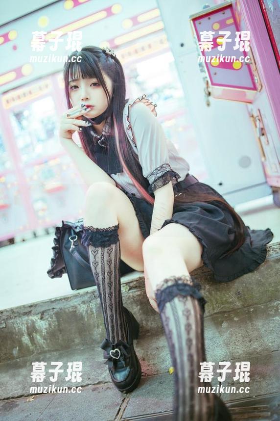 落落Raku 落落Raku的私拍合集—女友这样,像在逗我。