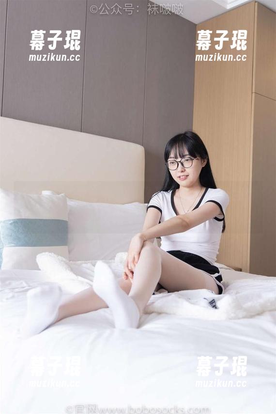 袜啵啵-稚予 袜啵啵 - 图集来了!稚予的短靴,让我愣愣地想入非非